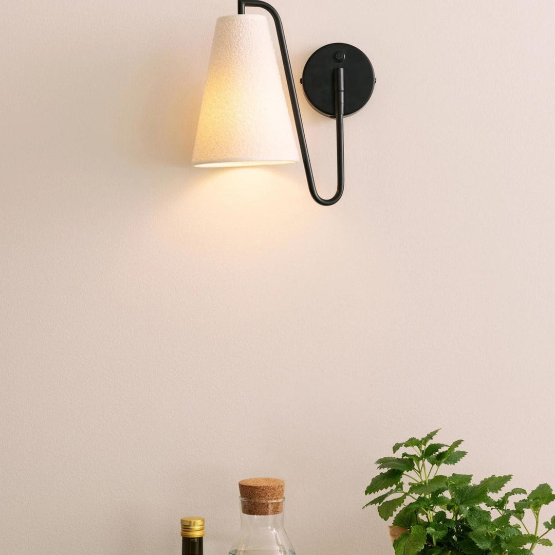 Lou vegglampe-Vegglamper-Globen Lighting-Svart / Hvit bouclé-733511-Lightup.no