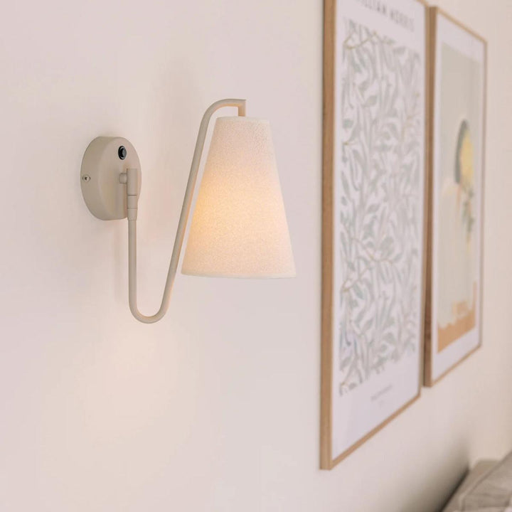 Lou vegglampe-Vegglamper-Globen Lighting-Svart / Hvit bouclé-733511-Lightup.no