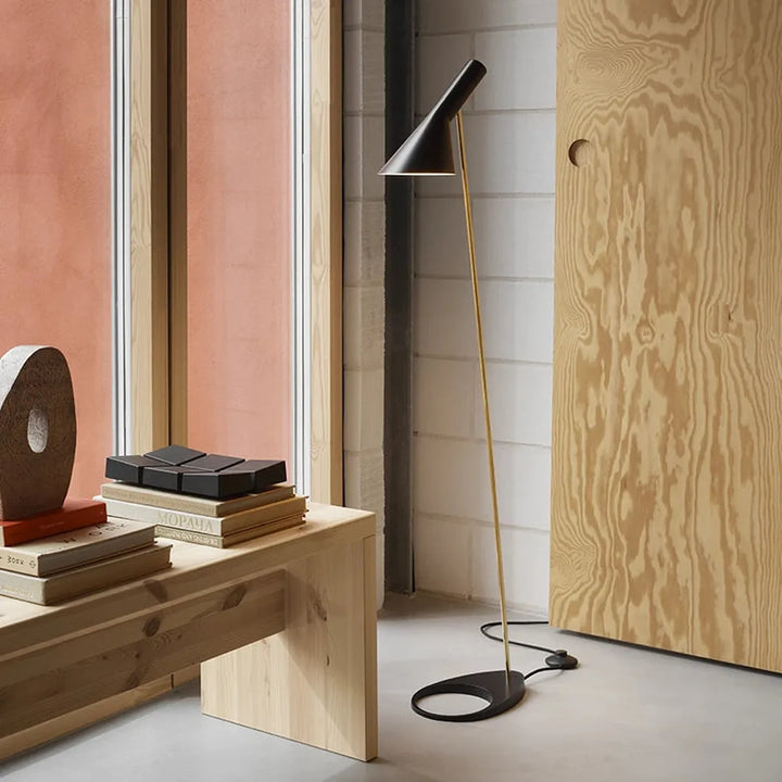 Louis Poulsen AJ gulvlampe-Gulvlamper-Louis Poulsen-Hvit-LP__5744169707-Lightup.no