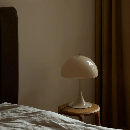 Louis Poulsen Panthella 320 V2 bordlampe-Bordlamper-Louis Poulsen-Opal beige-LP__5744172723-Lightup.no