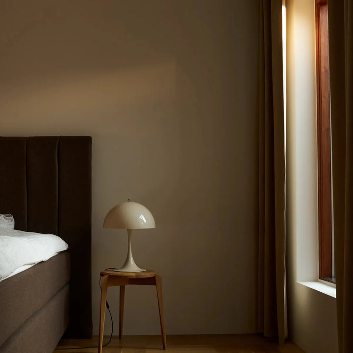 Louis Poulsen Panthella 320 V2 bordlampe-Bordlamper-Louis Poulsen-Opal beige-LP__5744172723-Lightup.no
