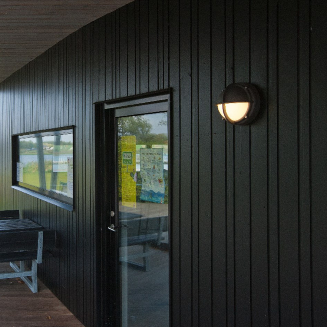 Louis Poulsen Skot utendørs halvskjerm vegglampe-Utebelysning vegg veggskjold-Louis Poulsen-Grafitt / Klar-LP__5743150238-Lightup.no