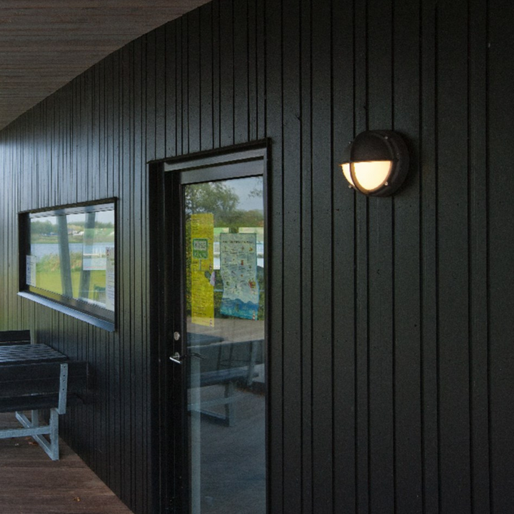 Louis Poulsen Skot utendørs halvskjerm vegglampe-Utebelysning vegg veggskjold-Louis Poulsen-Grafitt / Klar-LP__5743150238-Lightup.no