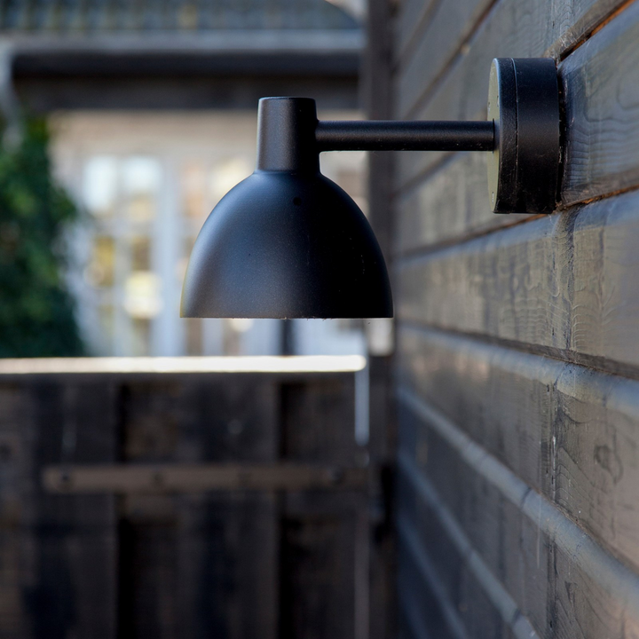 Louis Poulsen Toldbod utendørs vegglampe 15-Utebelysning vegg klassisk-Louis Poulsen-Svart-LP__5743145926-Lightup.no