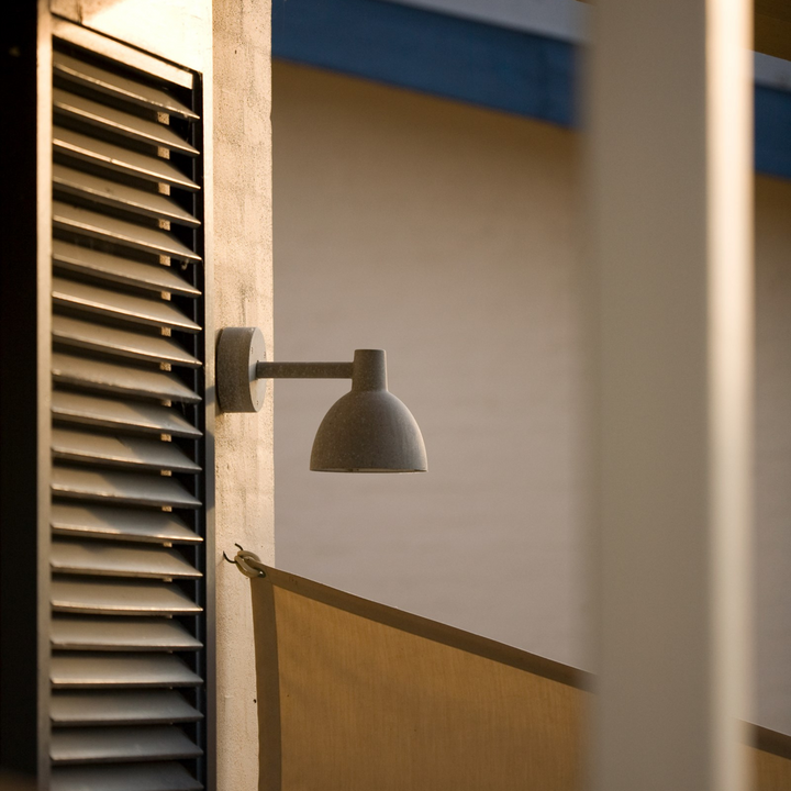 Louis Poulsen Toldbod utendørs vegglampe 15-Utebelysning vegg klassisk-Louis Poulsen-Svart-LP__5743145926-Lightup.no