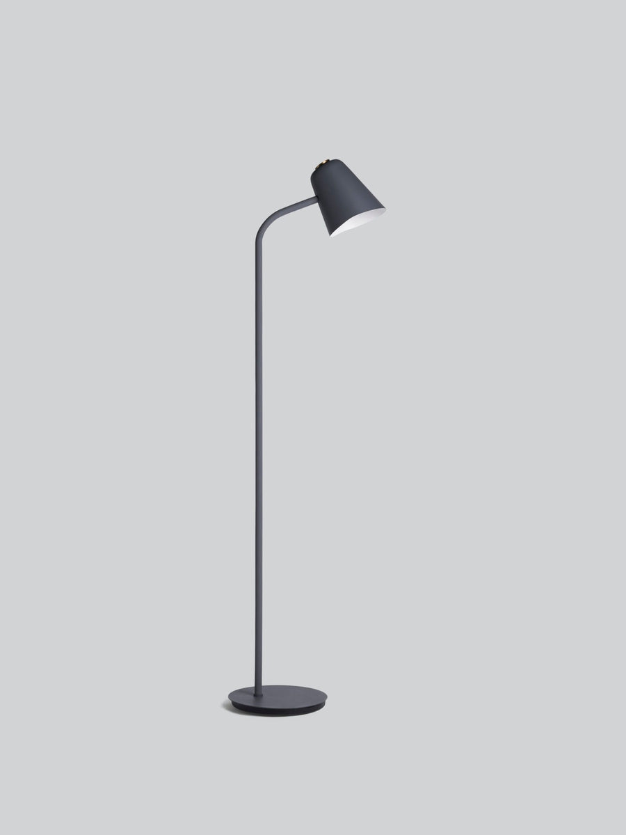 Me gulvlampe-Gulvlamper-Northern-Grå-NOn__693-Lightup.no