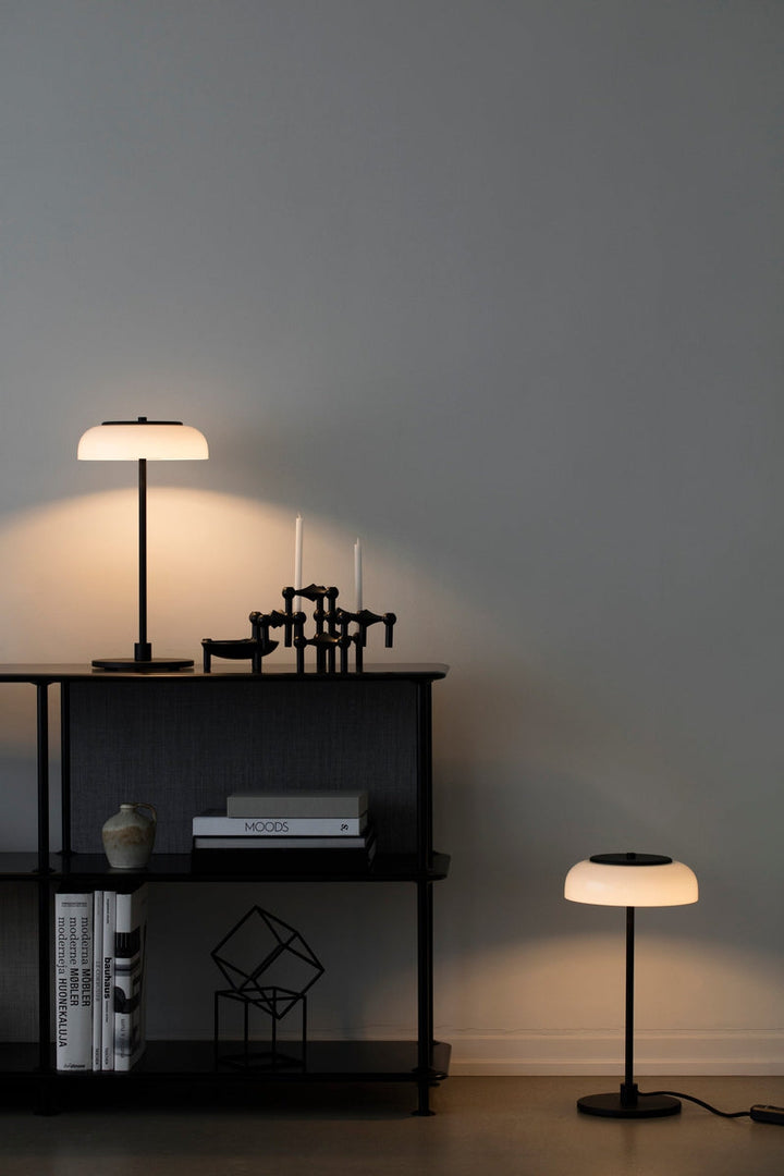 Nuura Blossi bordlampe - svart-Bordlamper-Nuura-Svart-Nua__2028010-Lightup.no