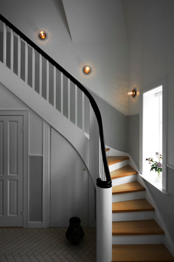 Nuura Liila 1 vegglampe/taklampe - medium - nordic gold / optikk-Vegglamper-Nuura-Bronse / Messing-Nua__2046001-Lightup.no
