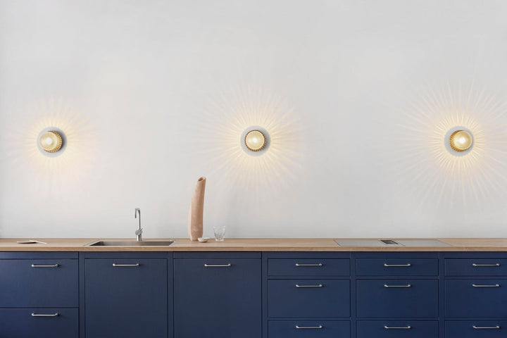 Nuura Liila 1 vegglampe/taklampe - medium - nordic gold / optikk-Vegglamper-Nuura-Bronse / Messing-Nua__2046001-Lightup.no