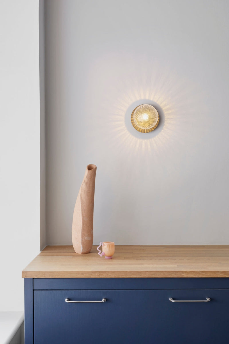 Nuura Liila 1 vegglampe/taklampe - medium - nordic gold / optikk-Vegglamper-Nuura-Bronse / Messing-Nua__2046001-Lightup.no