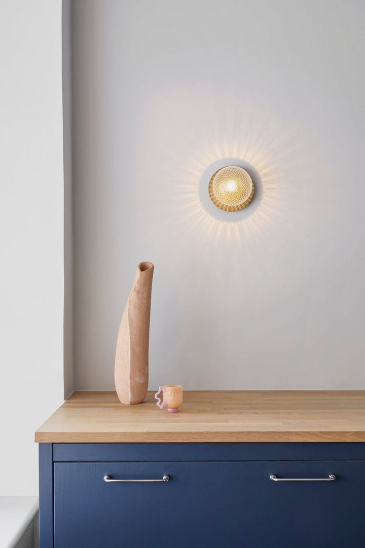 Nuura Liila 1 vegglampe/taklampe - medium - nordic gold / optikk-Vegglamper-Nuura-Bronse / Messing-Nua__2046001-Lightup.no