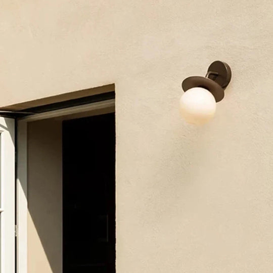 Nuura Liila utendørslampe - bronse/opal-Utebelysning vegg klassisk-Nuura-Bronse / Opal-Nua__2045001-Lightup.no