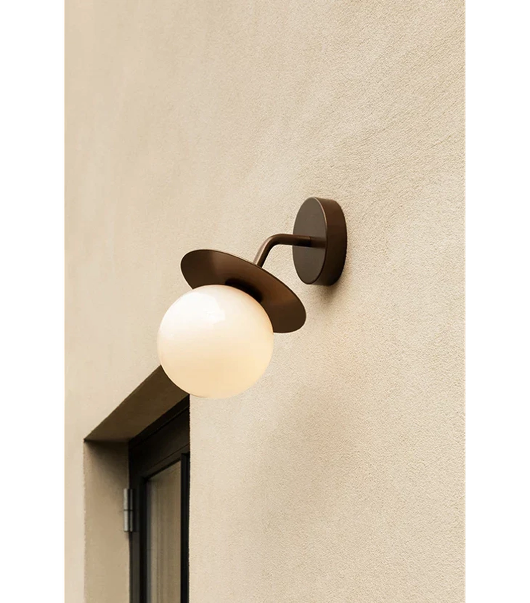 Nuura Liila utendørslampe - bronse/opal-Utebelysning vegg klassisk-Nuura-Bronse / Opal-Nua__2045001-Lightup.no