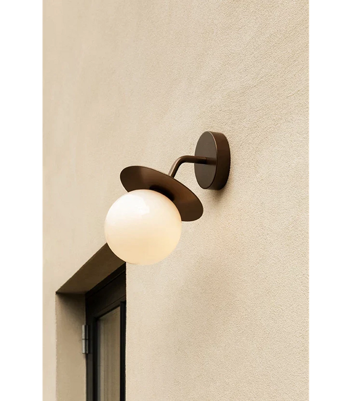 Nuura Liila utendørslampe - bronse/opal-Utebelysning vegg klassisk-Nuura-Bronse / Opal-Nua__2045001-Lightup.no