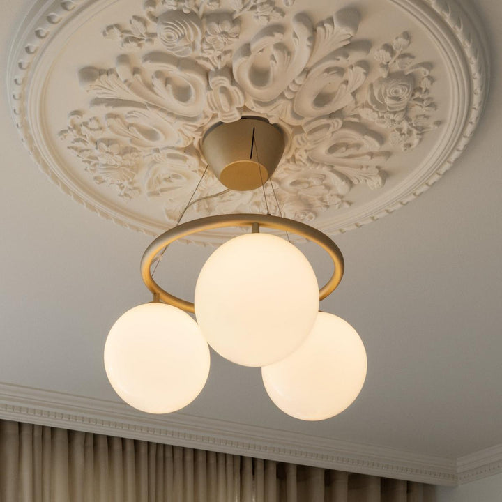 Nuura Miira 3 circular taklampe-Takpendler-Nuura-Opalt glass-Messing-Nua__2032044-Lightup.no