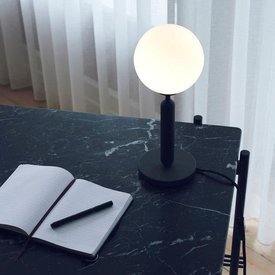 Nuura Miira bordlampe-Bordlamper-Nuura-Svart / Opal-Nua__2038002-Lightup.no