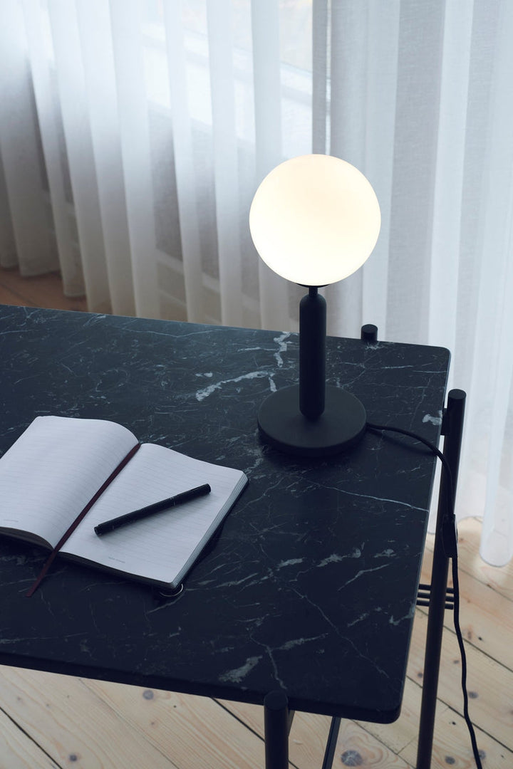 Nuura Miira bordlampe svart / opal-Bordlamper-Nuura-Svart / Opal-Nua__2038002-Lightup.no