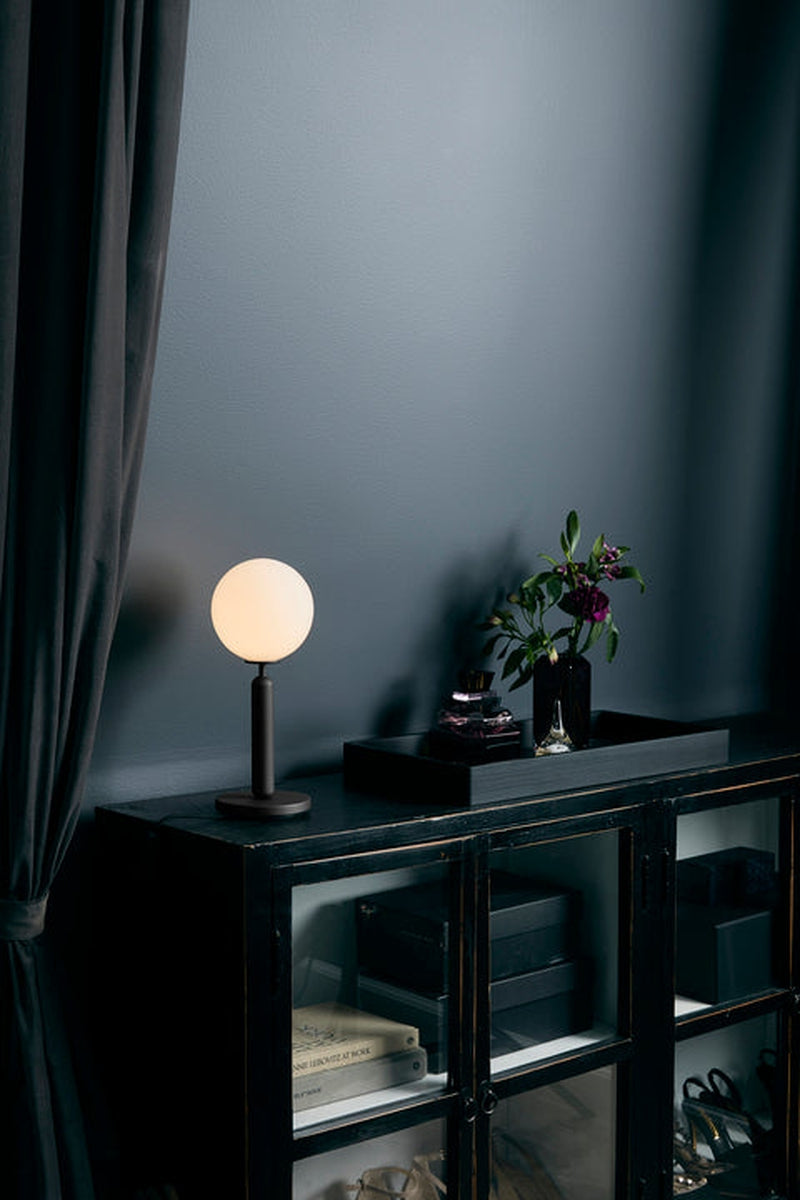 Nuura Miira bordlampe svart / opal-Bordlamper-Nuura-Svart / Opal-Nua__2038002-Lightup.no