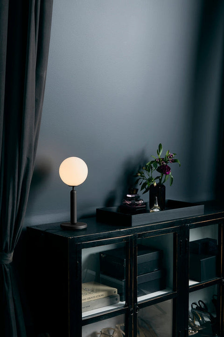 Nuura Miira bordlampe svart / opal-Bordlamper-Nuura-Svart / Opal-Nua__2038002-Lightup.no
