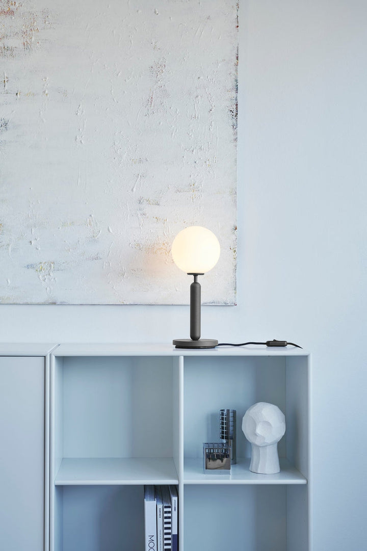 Nuura Miira bordlampe svart / opal-Bordlamper-Nuura-Svart / Opal-Nua__2038002-Lightup.no
