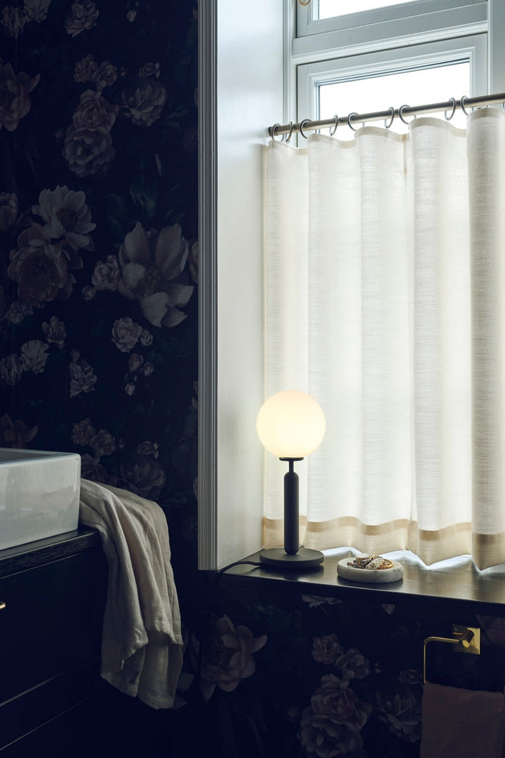 Nuura Miira bordlampe svart / opal-Bordlamper-Nuura-Svart / Opal-Nua__2038002-Lightup.no
