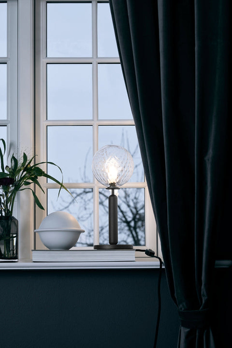 Nuura Miira bordlampe - Svart / Optikk - Nua__2038001 - Lightup.no