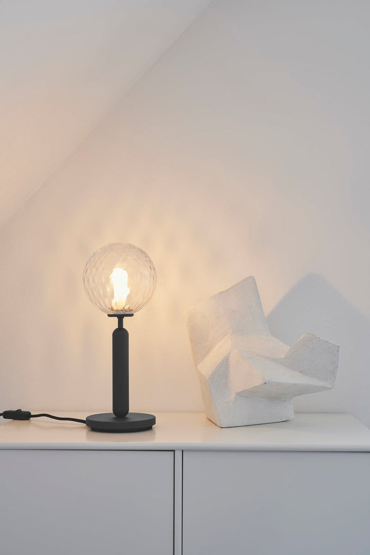 Nuura Miira bordlampe svart / optikk-Bordlamper-Nuura-Svart-Nua__2038001-Lightup.no