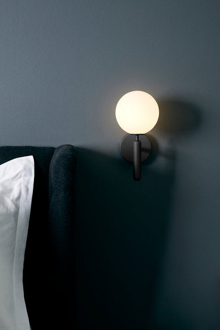 Nuura Miira vegglampe svart / opal-Vegglamper-Nuura-Svart / Opal-Nua__2035002-Lightup.no
