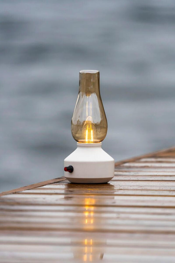 Oppladbar bordlampe med røykfarget glass og dimmer – IP44-Utebelysning Hagebelysning-Konstsmide-Hvit-4130-205-Lightup.no