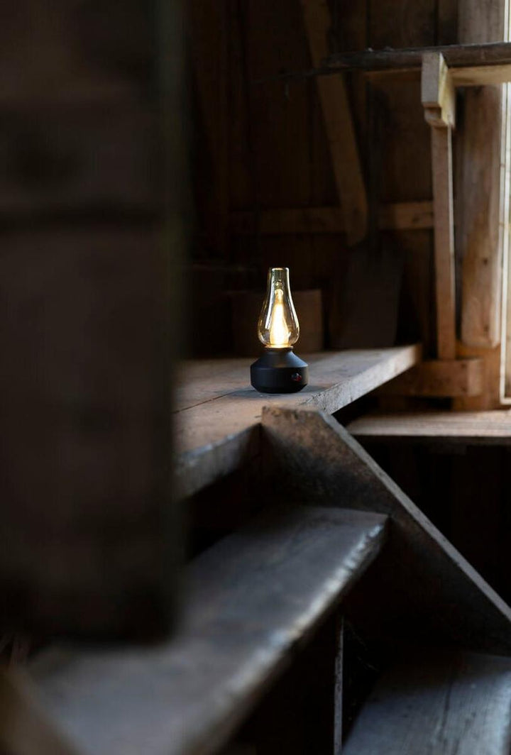 Oppladbar bordlampe med røykfarget glass og dimmer – IP44-Utebelysning Hagebelysning-Konstsmide-Hvit-4130-205-Lightup.no