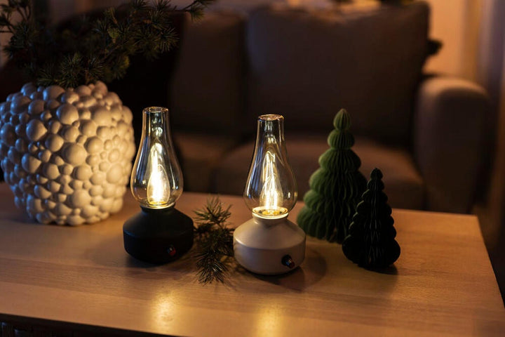 Oppladbar bordlampe med røykfarget glass og dimmer – IP44-Utebelysning Hagebelysning-Konstsmide-Hvit-4130-205-Lightup.no