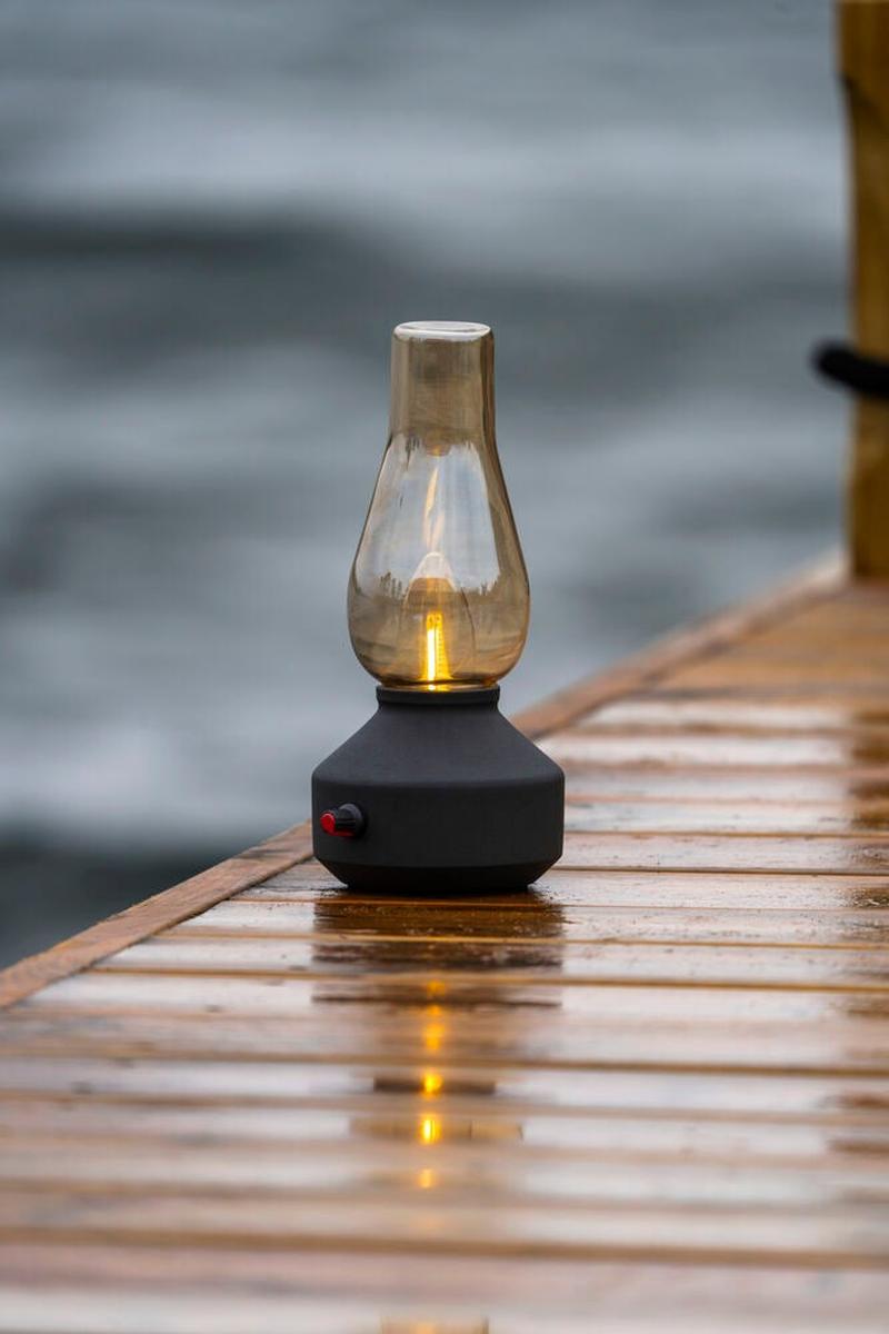 Oppladbar bordlampe med røykfarget glass og dimmer – IP44-Utebelysning Hagebelysning-Konstsmide-Hvit-4130-205-Lightup.no