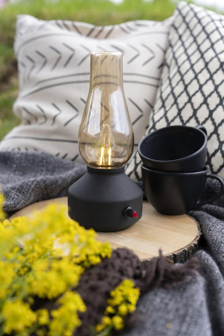 Oppladbar bordlampe med røykfarget glass og dimmer – IP44-Utebelysning Hagebelysning-Konstsmide-Hvit-4130-205-Lightup.no