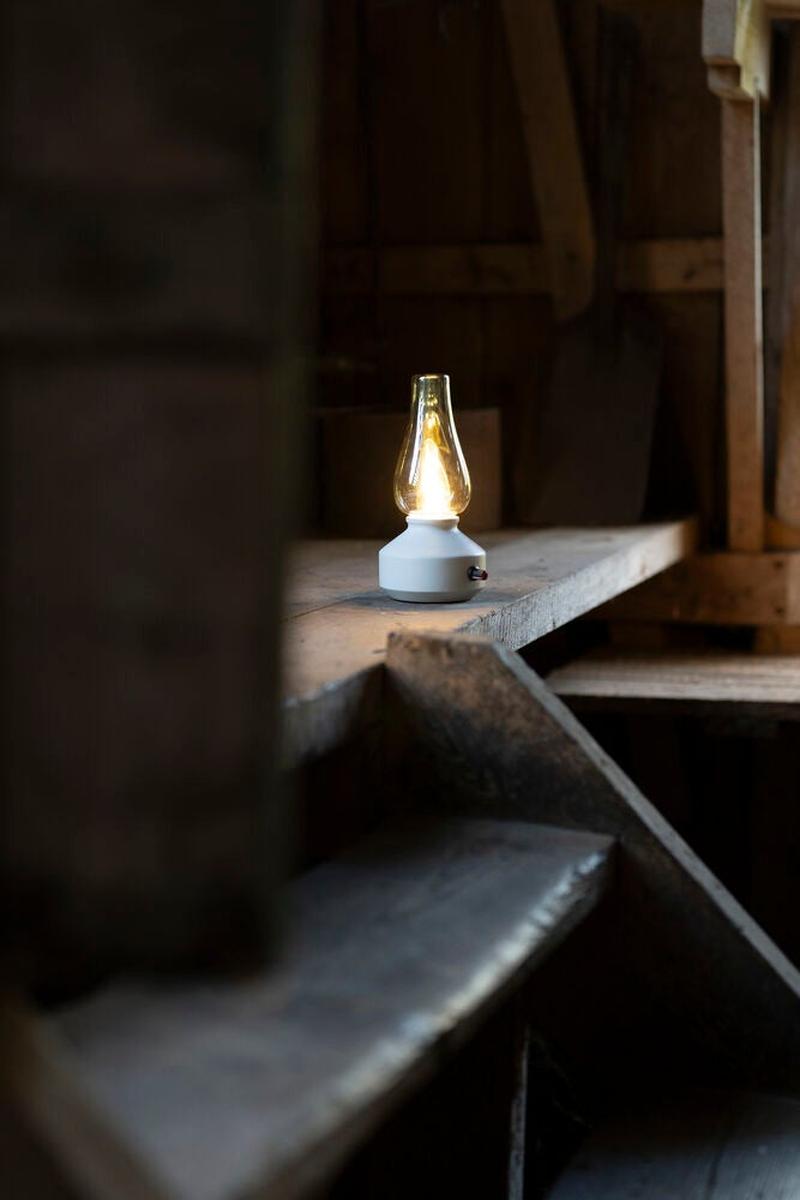 Oppladbar bordlampe med røykfarget glass og dimmer – IP44-Utebelysning Hagebelysning-Konstsmide-Hvit-4130-205-Lightup.no