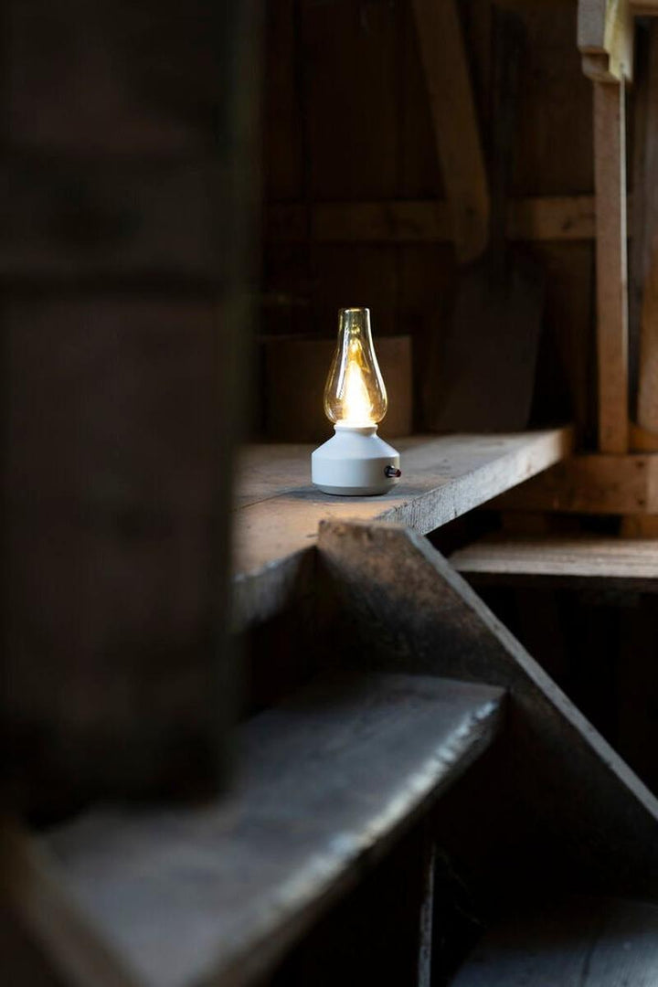 Oppladbar bordlampe med røykfarget glass og dimmer – IP44-Utebelysning Hagebelysning-Konstsmide-Hvit-4130-205-Lightup.no