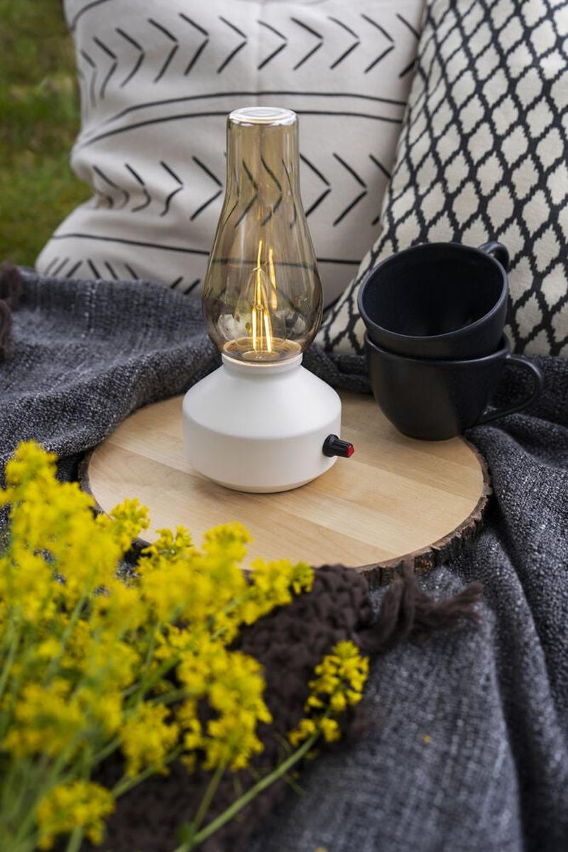Oppladbar bordlampe med røykfarget glass og dimmer – IP44-Utebelysning Hagebelysning-Konstsmide-Hvit-4130-205-Lightup.no