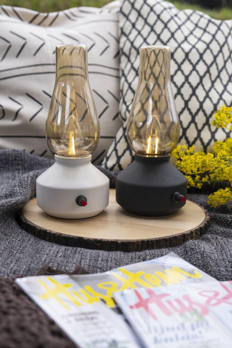 Oppladbar bordlampe med røykfarget glass og dimmer – IP44-Utebelysning Hagebelysning-Konstsmide-Hvit-4130-205-Lightup.no