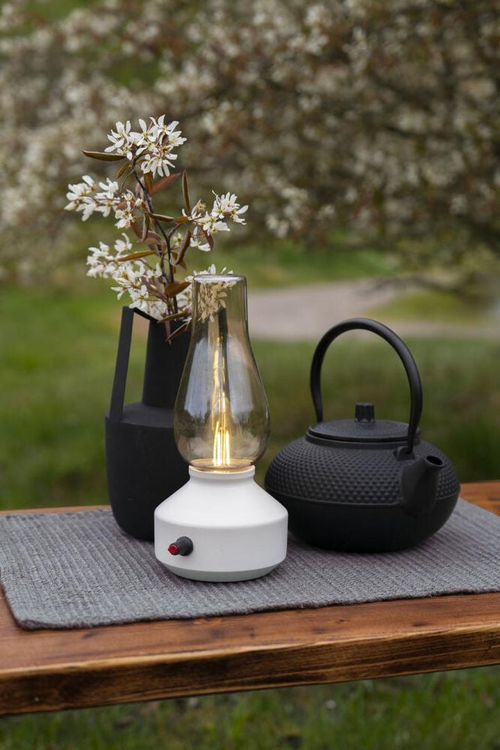 Oppladbar bordlampe med røykfarget glass og dimmer – IP44-Utebelysning Hagebelysning-Konstsmide-Hvit-4130-205-Lightup.no