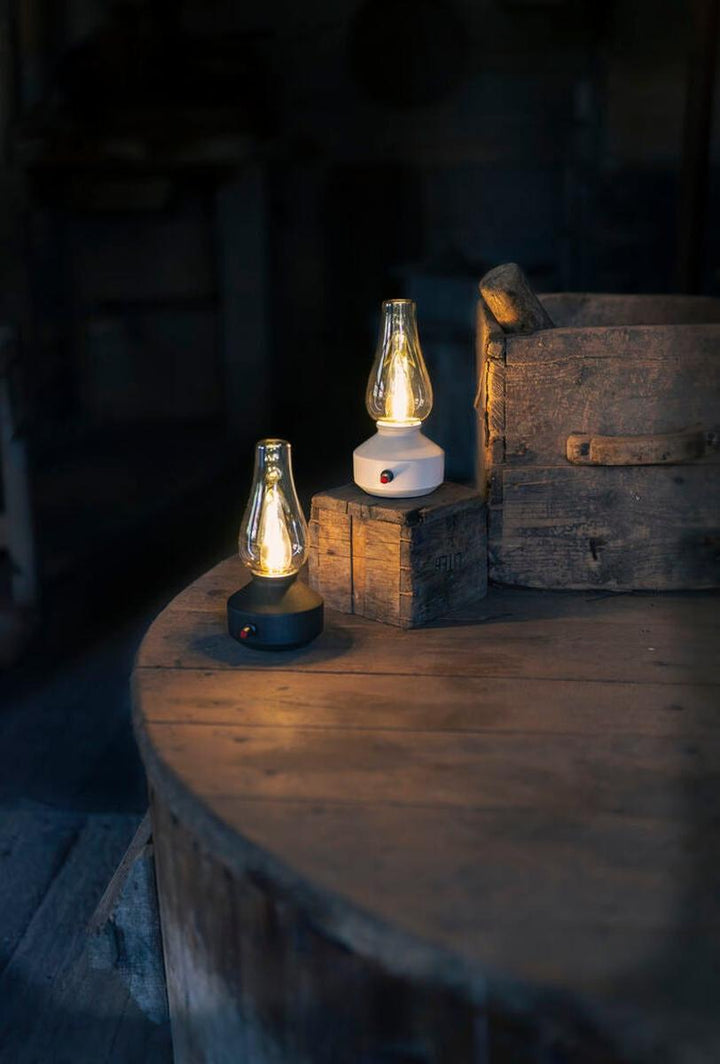Oppladbar bordlampe med røykfarget glass og dimmer – IP44-Utebelysning Hagebelysning-Konstsmide-Hvit-4130-205-Lightup.no