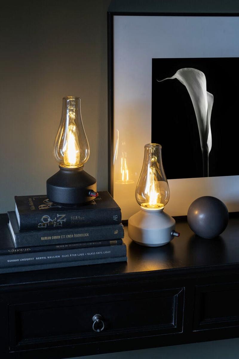 Oppladbar bordlampe med røykfarget glass og dimmer – IP44-Utebelysning Hagebelysning-Konstsmide-Hvit-4130-205-Lightup.no