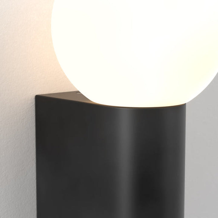 Ortona Single vegglampe IP44-Baderomsbelysning vegglamper-Astro Lighting-Svart / Opal-Asg__1459005-Lightup.no