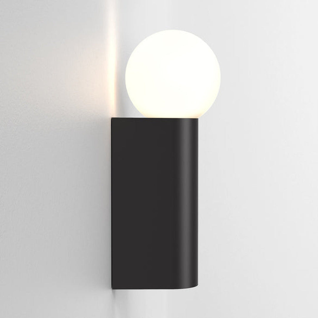 Ortona Single vegglampe IP44-Baderomsbelysning vegglamper-Astro Lighting-Svart / Opal-Asg__1459005-Lightup.no
