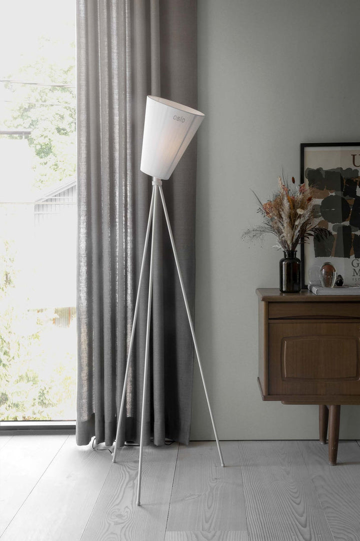 Oslo Wood gulvlampe lysegrå med skjerm-Gulvlamper-Northern-Karamell-NOn__187+166-Lightup.no
