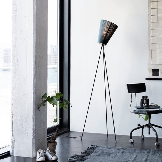 Oslo Wood gulvlampe svart med skjerm-Gulvlamper-Northern-Svart-NOn__186+161-Lightup.no