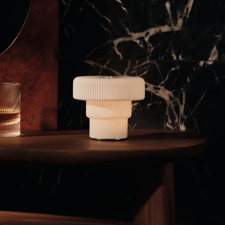 Ripple bærbar bordlampe-Bordlamper-Ferm Living-Hvit-Feg__1104272107-Lightup.no