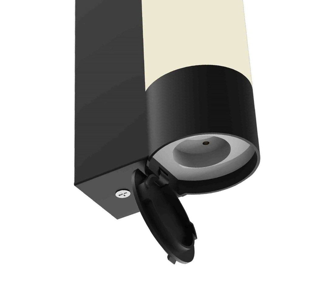 Titan 40 vegglampe for baderom 12W 2700 Kelvin IP44 m/stikkontakt - Dimbar-Baderomsbelysning vegglamper-NorDesign-Svart-364514005-Lightup.no