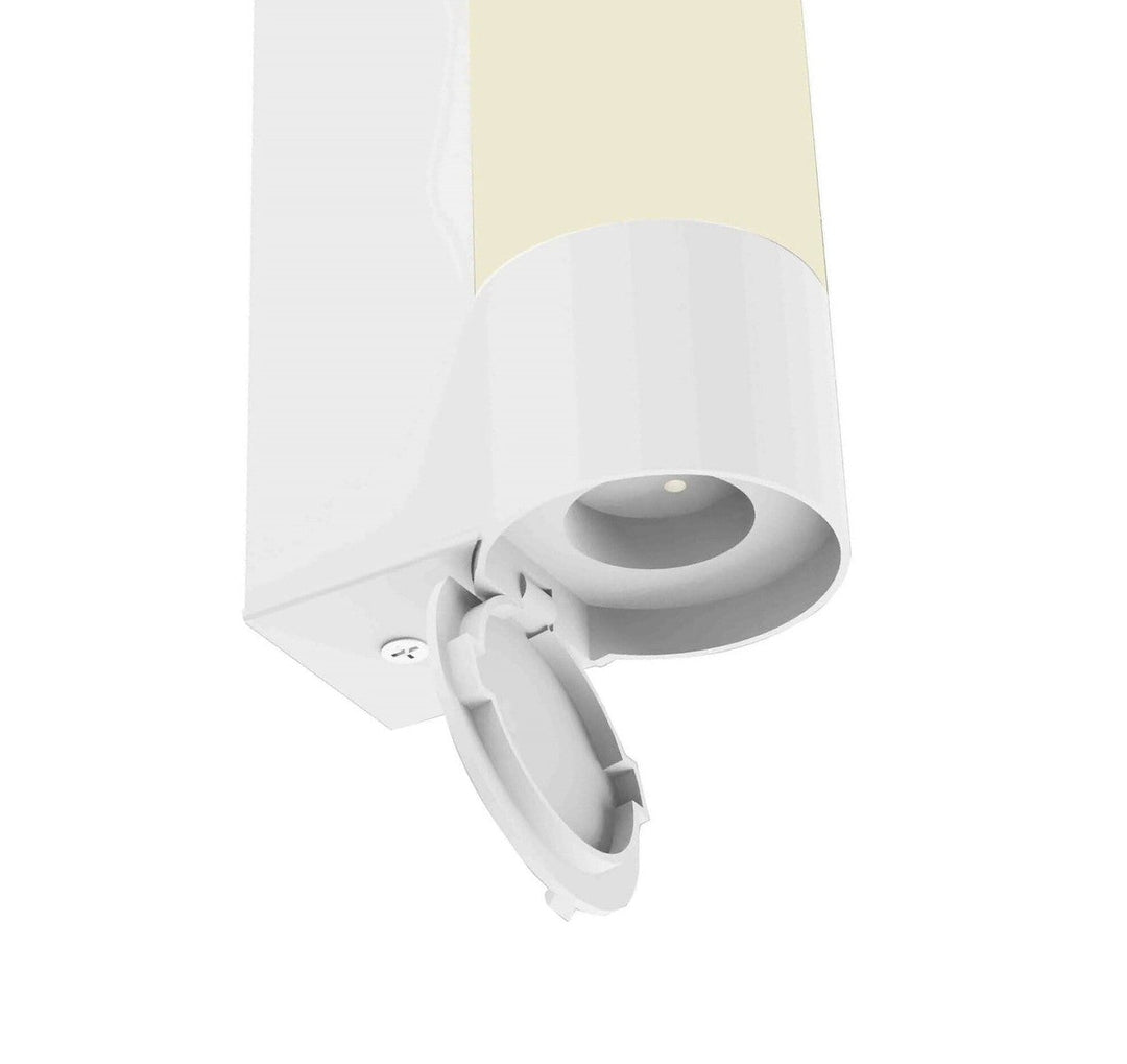 Titan 40 vegglampe for baderom 12W 2700 Kelvin IP44 m/stikkontakt - Dimbar-Baderomsbelysning vegglamper-NorDesign-Svart-364514005-Lightup.no