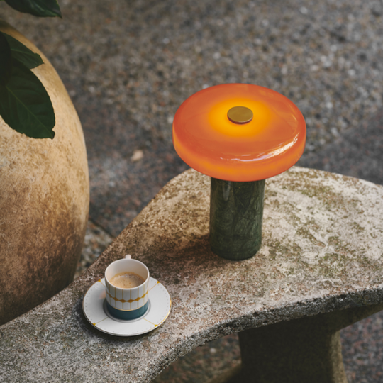 Trip oppladbar bordlampe - Moss marmor/Orange blank skjerm-Bordlamper-Design by Us-Grønn marmor / Oransje-Des__21201-Lightup.no