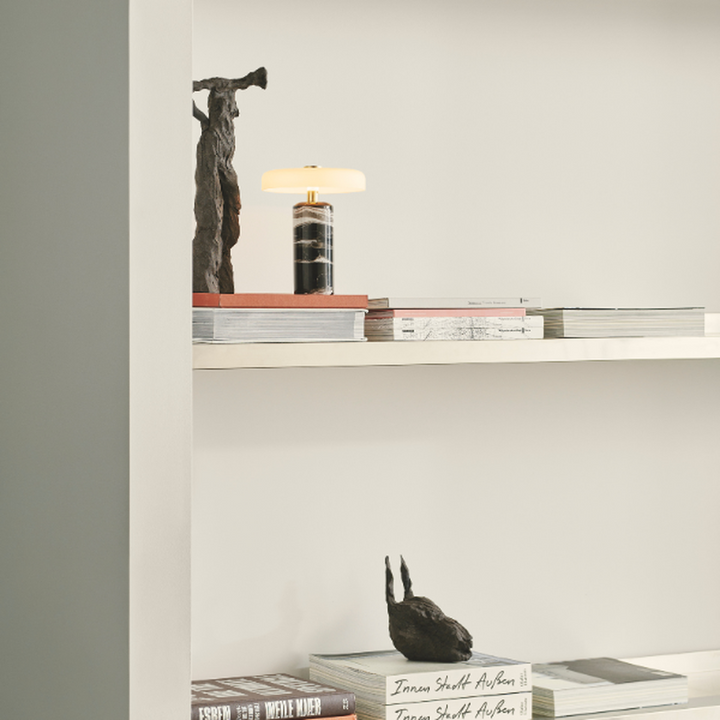 Trip oppladbar bordlampe - Sort marmor/Hvit skjerm-Bordlamper-Design by Us-Hvit-Des__21205-Lightup.no