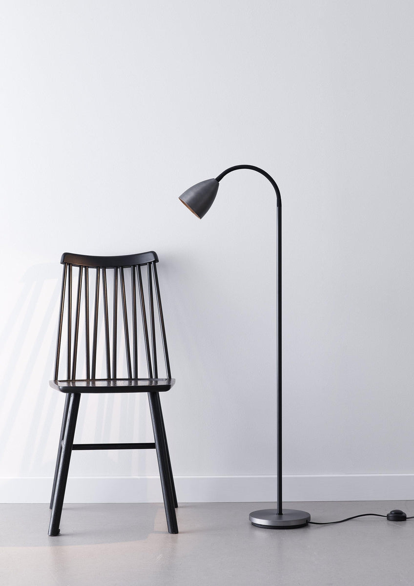 Trotsig gulvlampe-Gulvlamper-Belid-Grå-3175155-Lightup.no